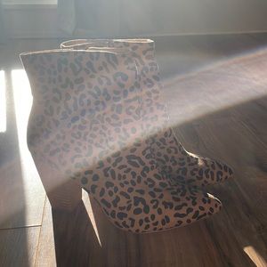 Carlos Santana cheetah booties - size 9